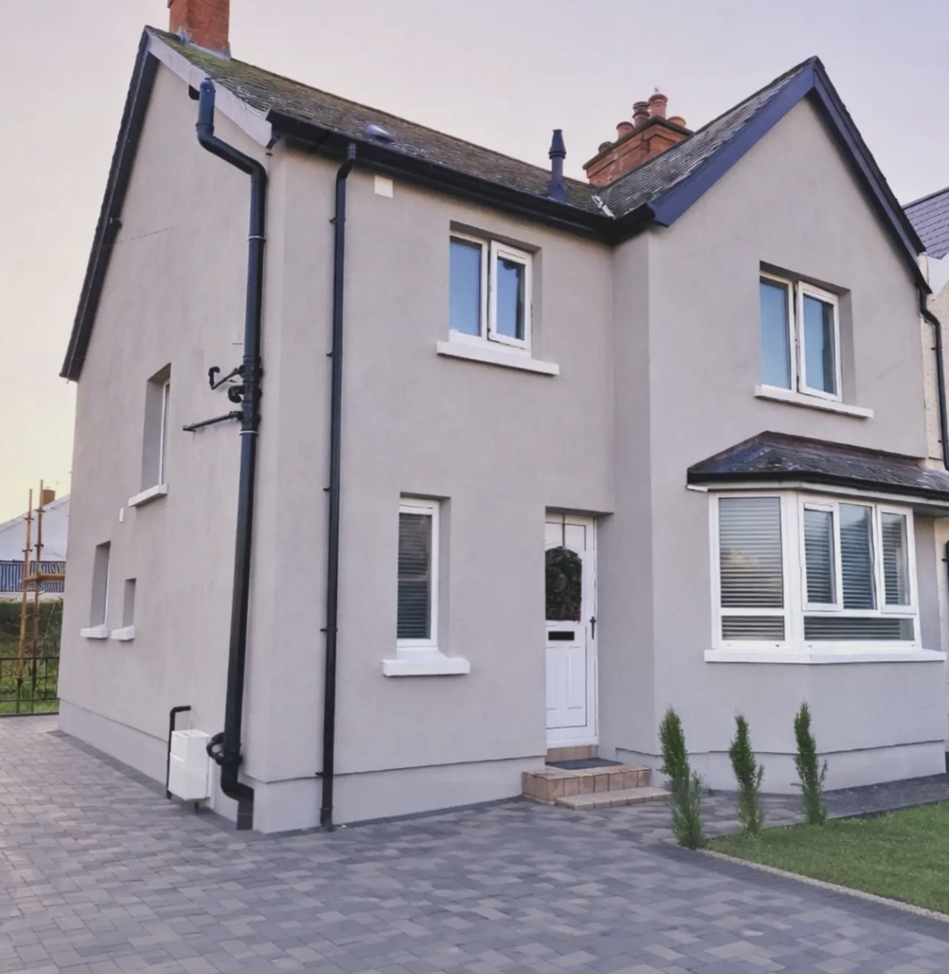 Semi-detached house in a taupe finish with a slightly darker plinth band